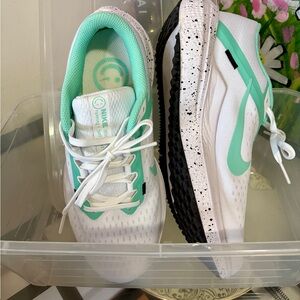 Nike White and Green Running Sneakers